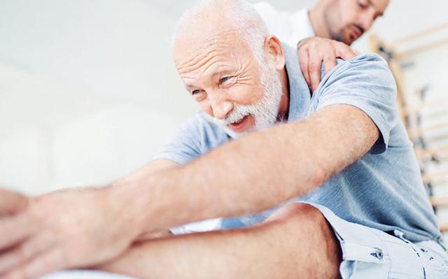 Paciente adulto mayor en sesión de kinesiología